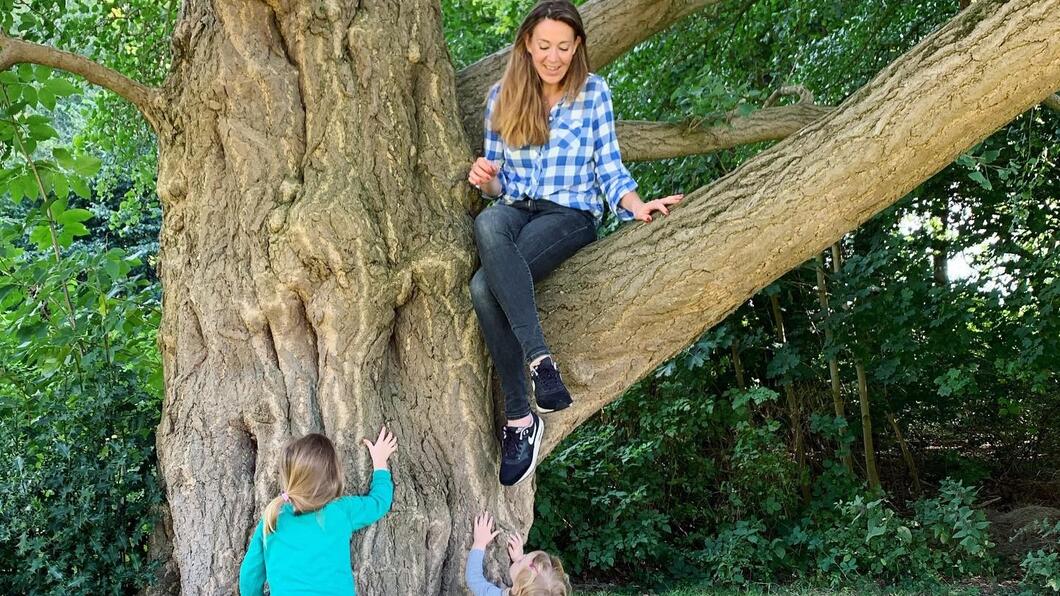 Anne Marie in de boom