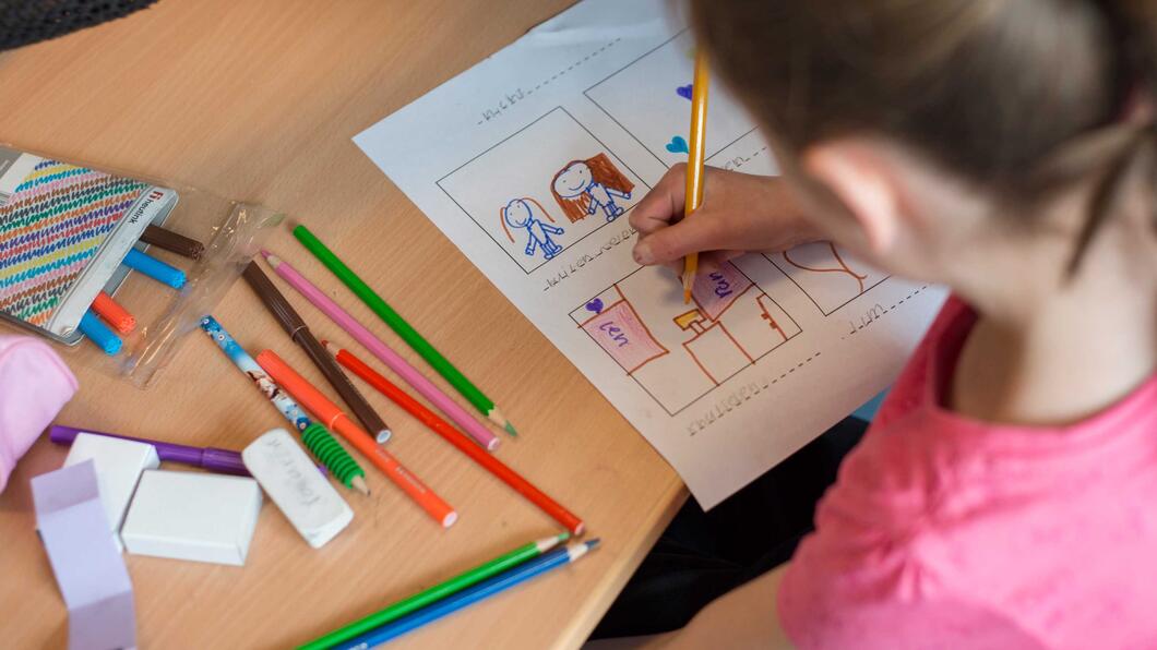 Kind tekent aan tafel