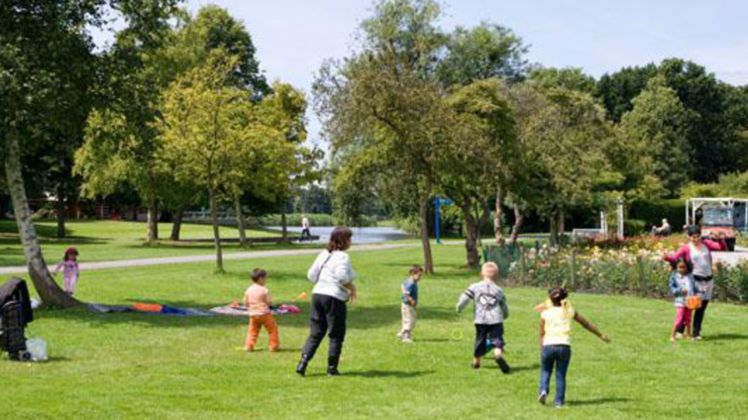 spelen in het park.png