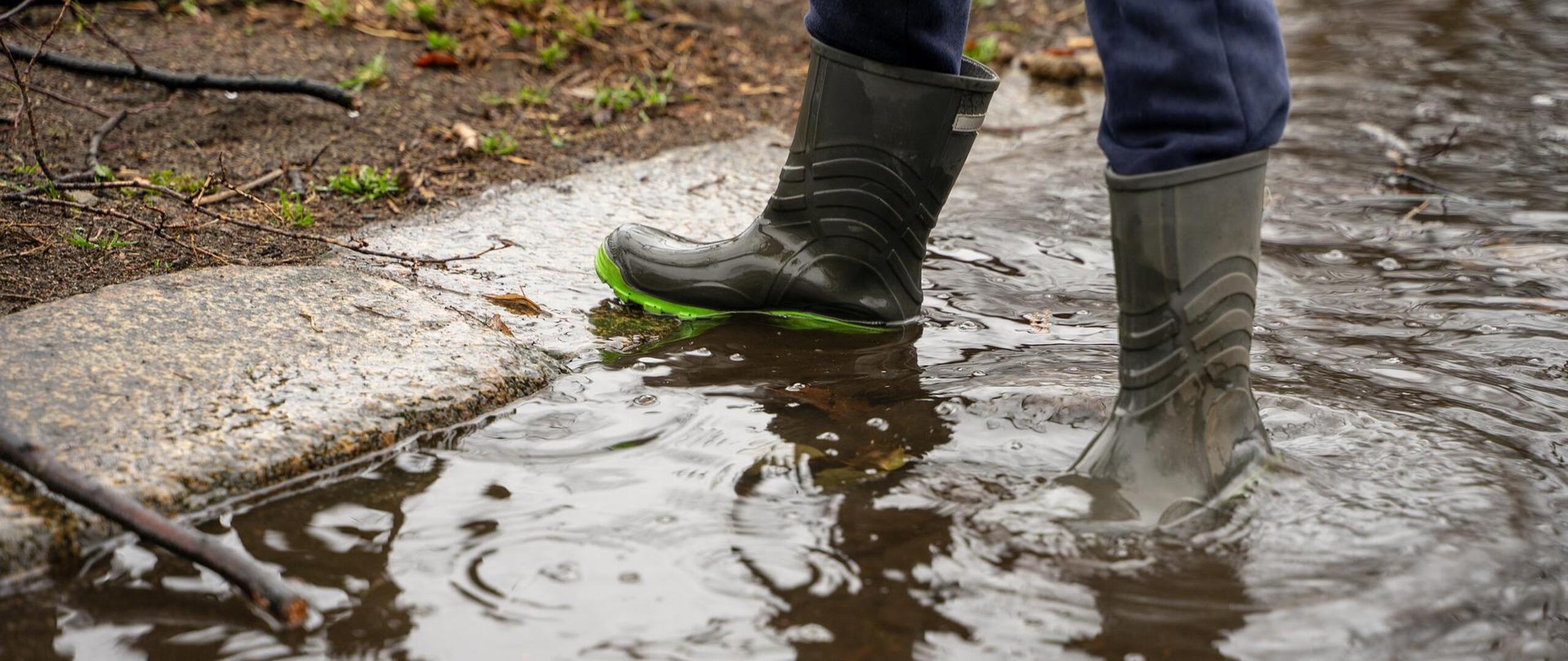 jongen laarzen waterplas