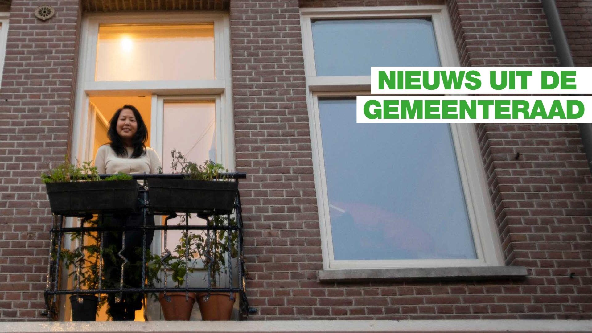 Nieuws uit de raad foto vrouw op balkon
