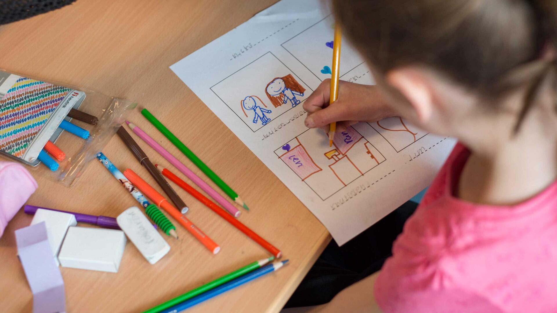 Kind tekent aan tafel