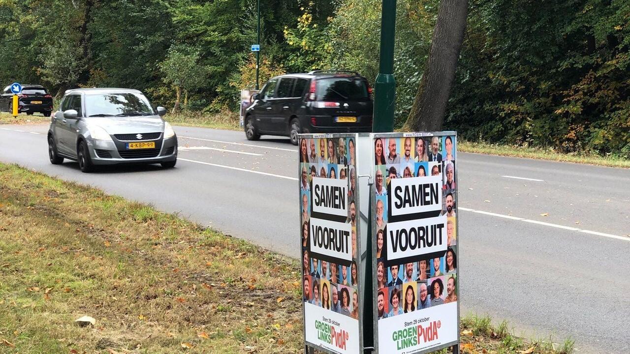 Poster sandwhichbord langs weg